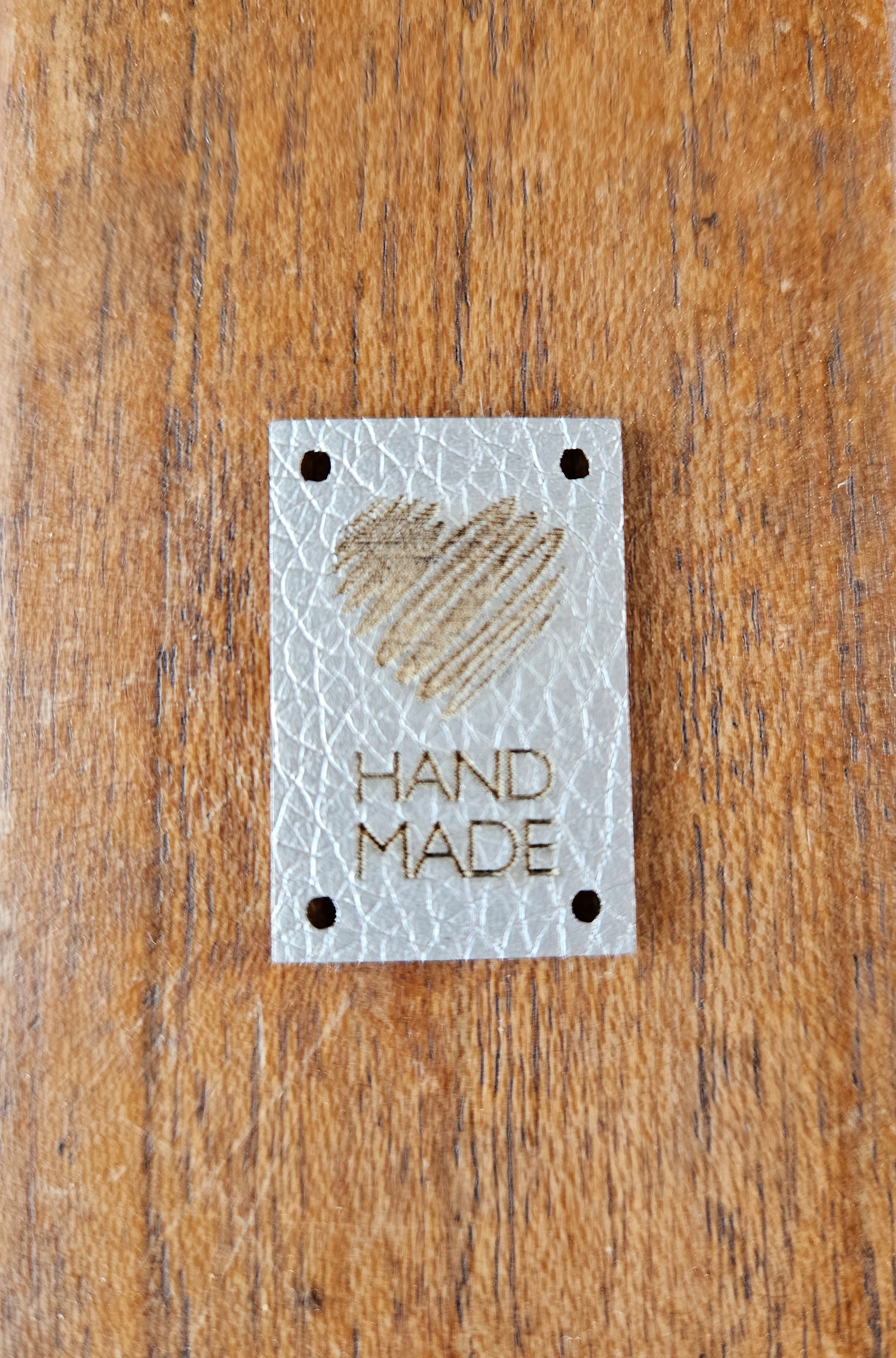 cedulka HAND MADE  srdce metalická ekokůže 20 x 30 mm PLATINA