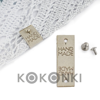cedulka HAND MADE nubuk 20 x 60 mm šedobéžová s nýtem
